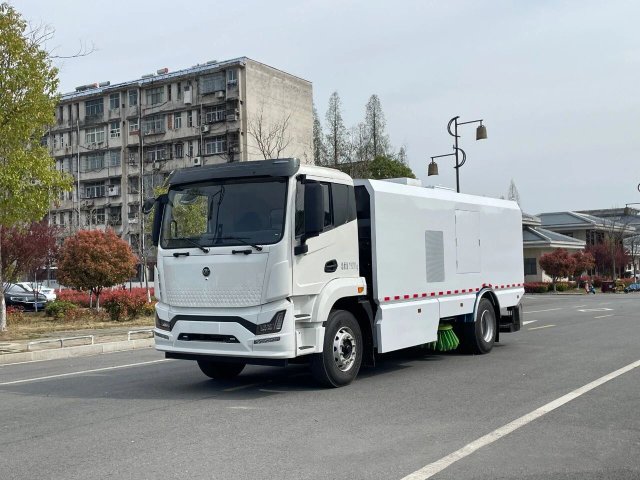 壹為18噸純電動掃路車
